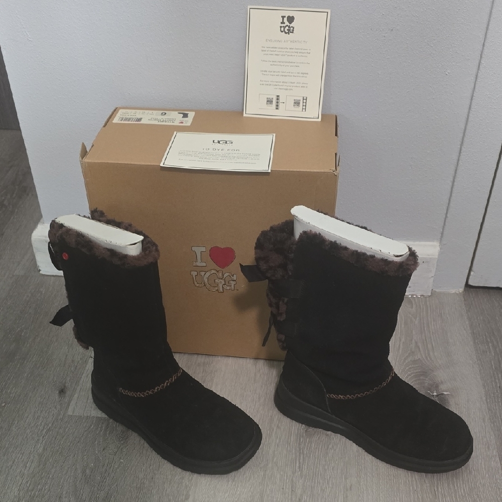 UGG I Heart Knotty Knotty Boots. Size: 6.